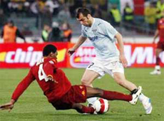 Hậu vệ Juan (bên trái, AS Roma) nỗ lực truy cản pha đi bóng của tiền đạo Goran Pandev của Lazio.